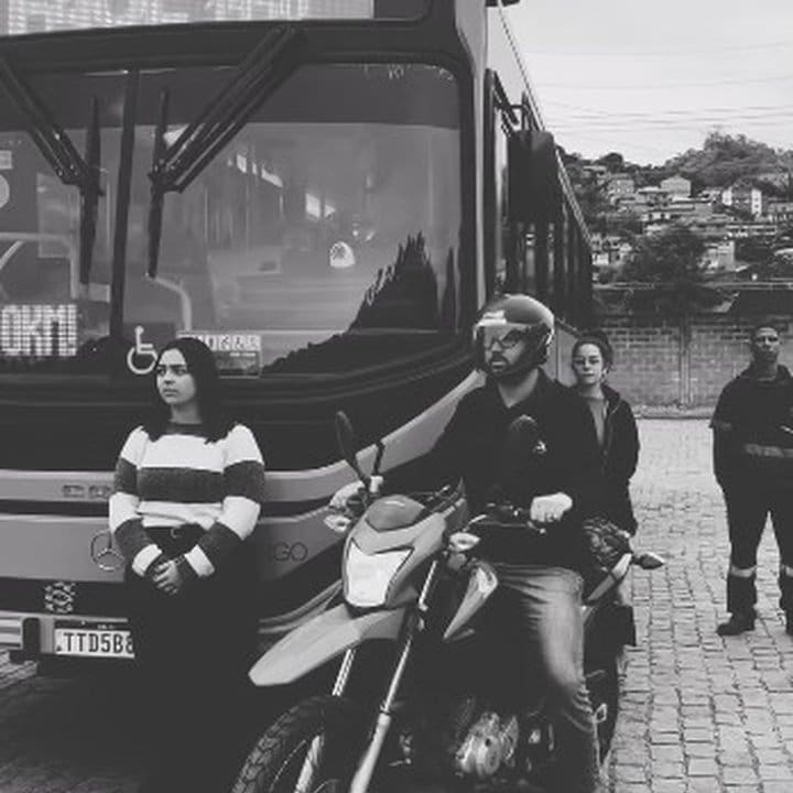 Vídeo da NOVA FAOL sobre pontos cegos em ônibus, com pessoas em frente a um ônibus e uma moto.