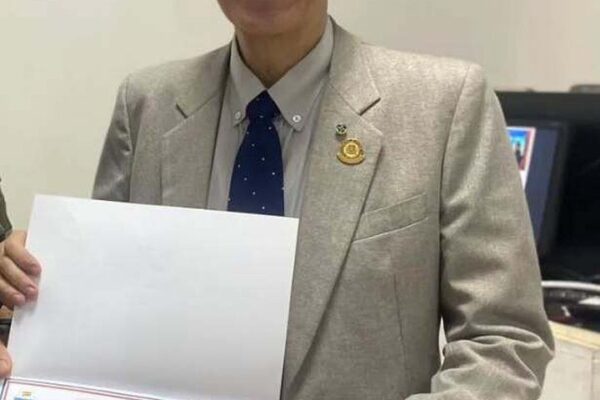 Vinícius Cavalcante sorrindo e segurando certificado de reconhecimento.