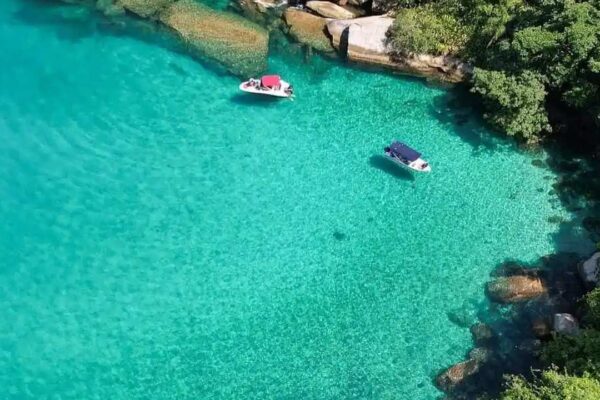 Vista aérea da baía de Paraty com águas cristalinas e barcos