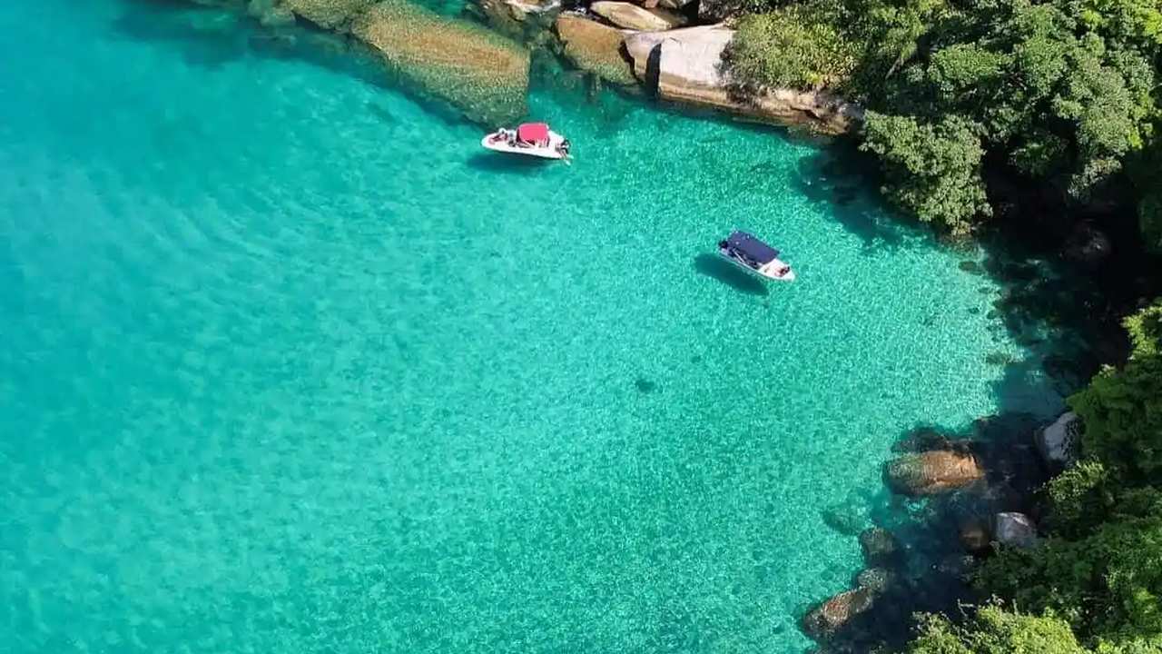 Vista aérea da baía de Paraty com águas cristalinas e barcos