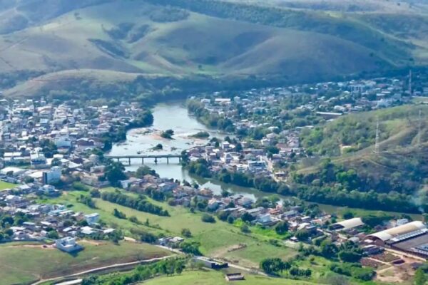 Vista aérea da cidade de Cardoso Moreira, com a Ponte de Ferro sobre o rio.