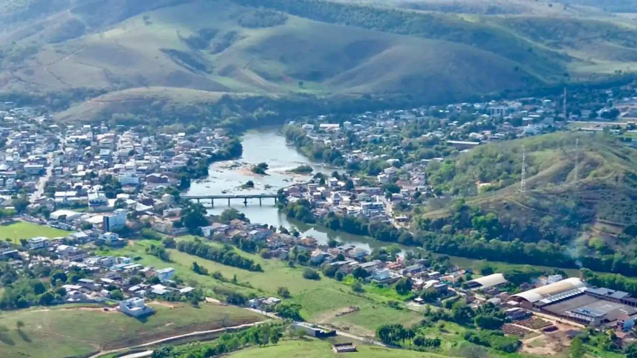 Vista aérea da cidade de Cardoso Moreira, com a Ponte de Ferro sobre o rio.
