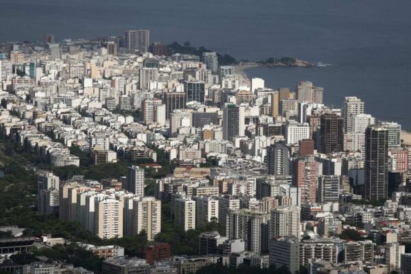 Vista aérea da cidade do Rio de Janeiro com edifícios e o mar ao fundo