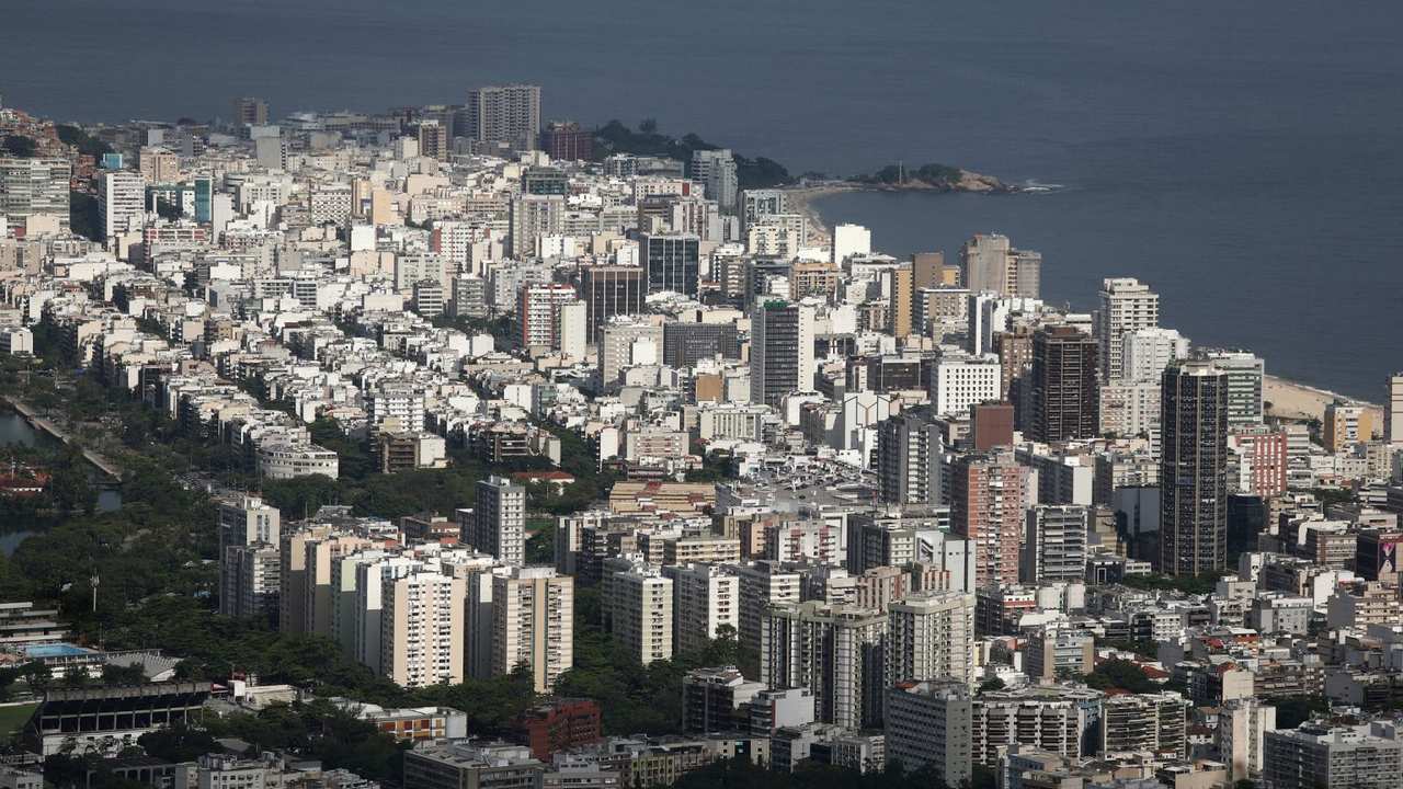 Vista aérea da cidade do Rio de Janeiro com edifícios e o mar ao fundo