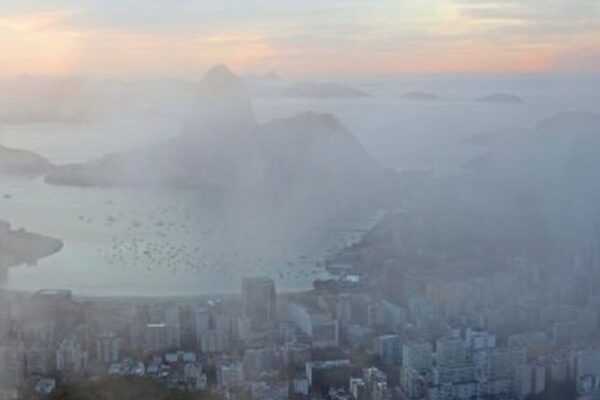 Vista aérea da cidade do Rio de Janeiro com névoa e poluição no ar.