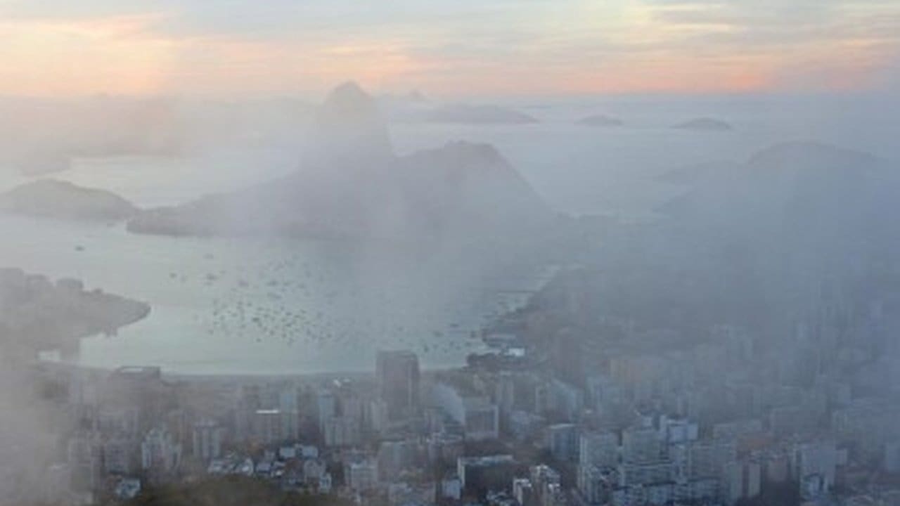 Vista aérea da cidade do Rio de Janeiro com névoa e poluição no ar.