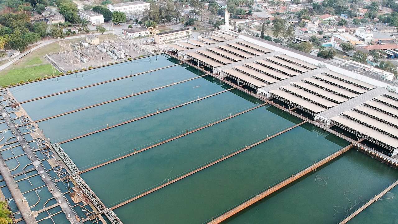 Vista aérea da Estação de Tratamento de Água (ETA) Guandu da Cedae.