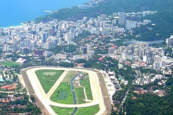 Vista aérea da Gávea, no Rio de Janeiro, com o Jockey Club e a Pedra da Gávea ao fundo.