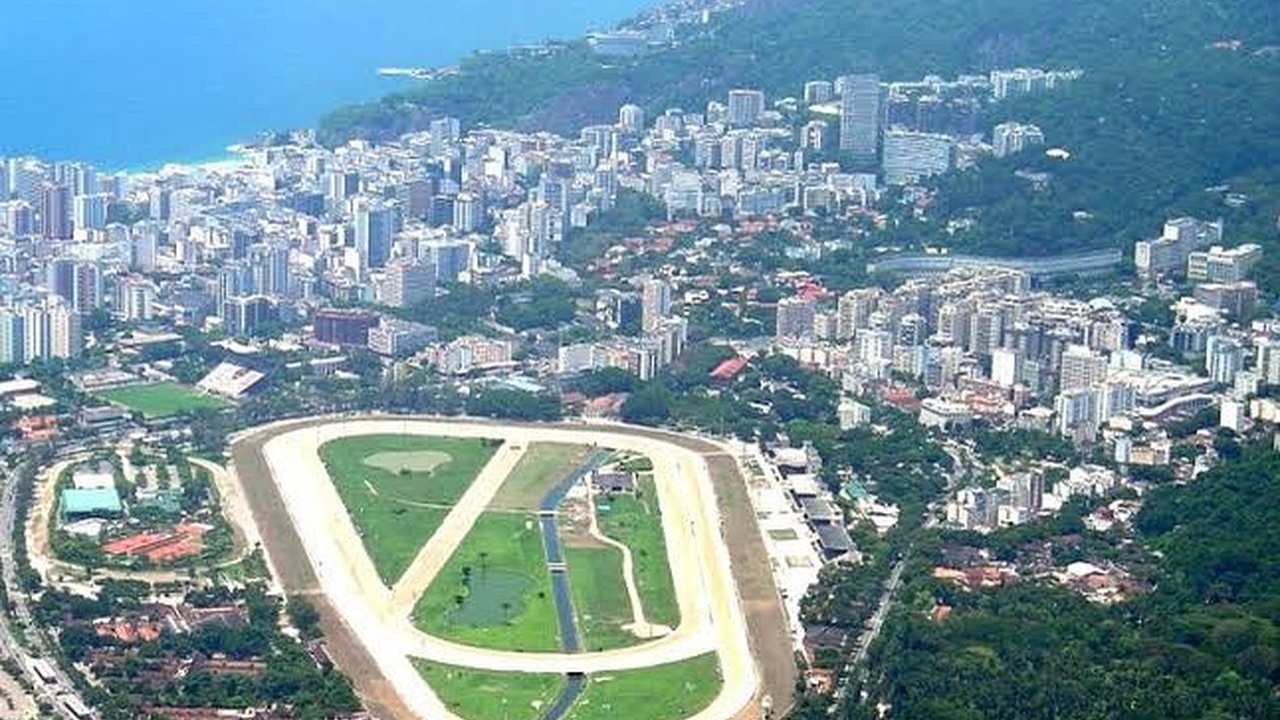 Vista aérea da Gávea, no Rio de Janeiro, com o Jockey Club e a Pedra da Gávea ao fundo.