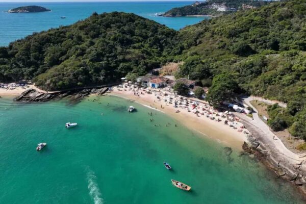 Vista aérea da Praia Azeda e Azedinha em Búzios, com águas cristalinas e vegetação exuberante.
