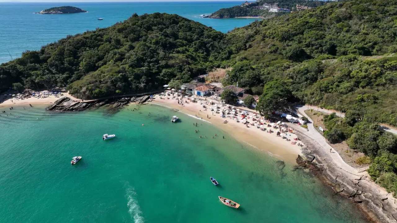 Vista aérea da Praia Azeda e Azedinha em Búzios, com águas cristalinas e vegetação exuberante.