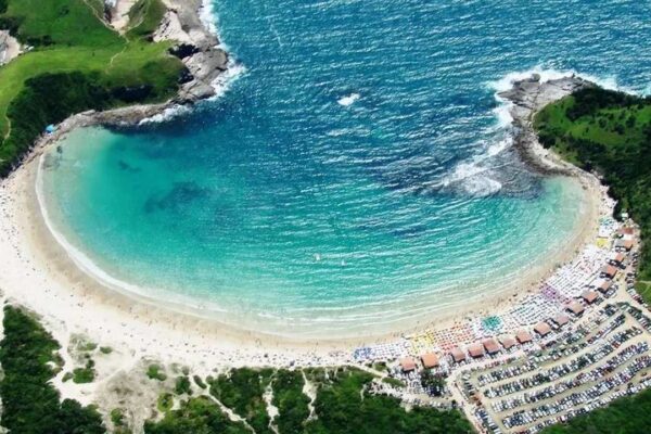 Vista aérea da Praia das Conchas em Cabo Frio, com águas cristalinas e areia clara.