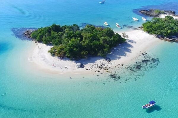 Vista aérea da Praia de Cataguases, em Ilha Grande, Rio de Janeiro, com areia branca e águas cristalinas.