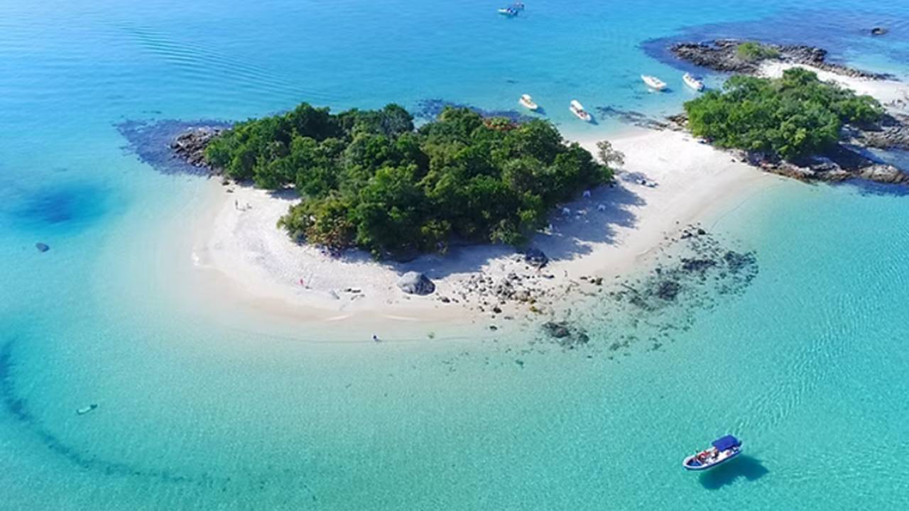 Vista aérea da Praia de Cataguases, em Ilha Grande, Rio de Janeiro, com areia branca e águas cristalinas.