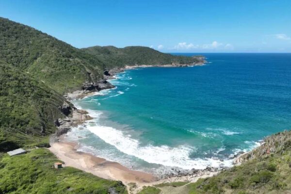 Vista aérea da Praia de José Gonçalves em Búzios, com águas cristalinas e vegetação exuberante.