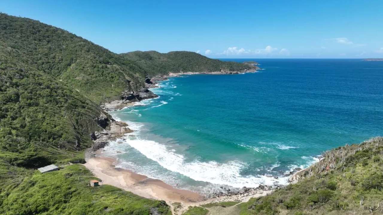 Vista aérea da Praia de José Gonçalves em Búzios, com águas cristalinas e vegetação exuberante.