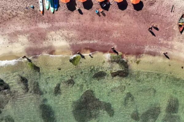 Vista aérea da Praia do Forno em Búzios, com areia rosa e águas cristalinas.