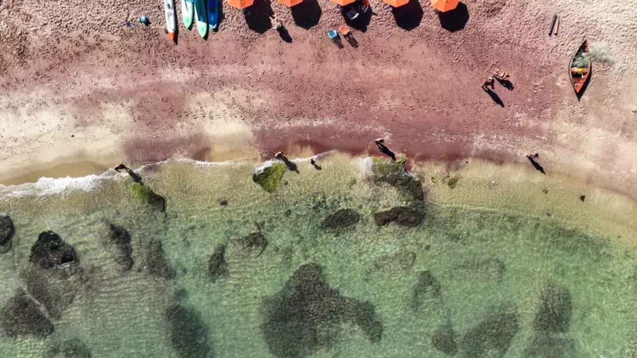 Vista aérea da Praia do Forno em Búzios, com areia rosa e águas cristalinas.