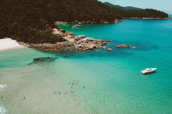 Vista aérea da Praia do Sono, com águas cristalinas, vegetação exuberante e barcos