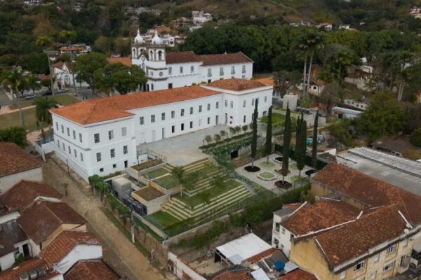 Vista aérea da Santa Casa de Misericórdia, agora Museu Vassouras, com telhados de tijolo e vegetação ao redor.
