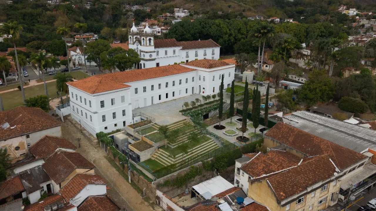 Vista aérea da Santa Casa de Misericórdia, agora Museu Vassouras, com telhados de tijolo e vegetação ao redor.
