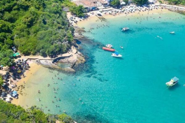 Vista aérea das praias Azedinha e Azeda, com águas cristalinas e vegetação exuberante.