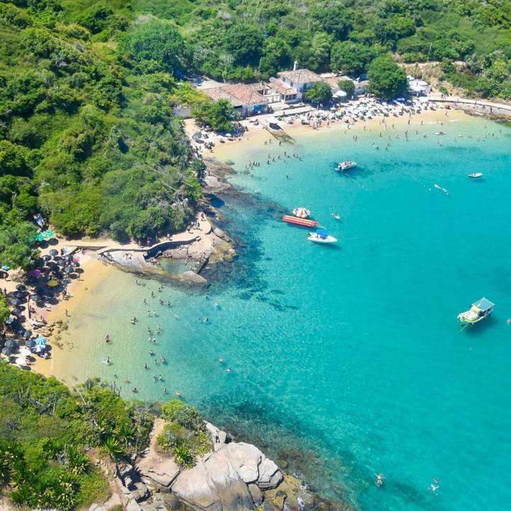 Vista aérea das praias Azedinha e Azeda, com águas cristalinas e vegetação exuberante.