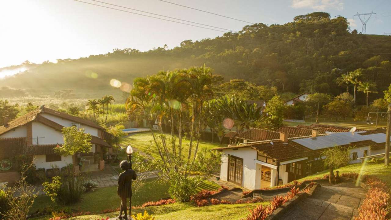 Vista aérea de Ipiabas, distrito do Rio de Janeiro, com casas e vegetação exuberante.