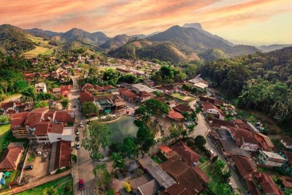 Vista aérea de Lumiar, distrito de Nova Friburgo, com montanhas e casas.