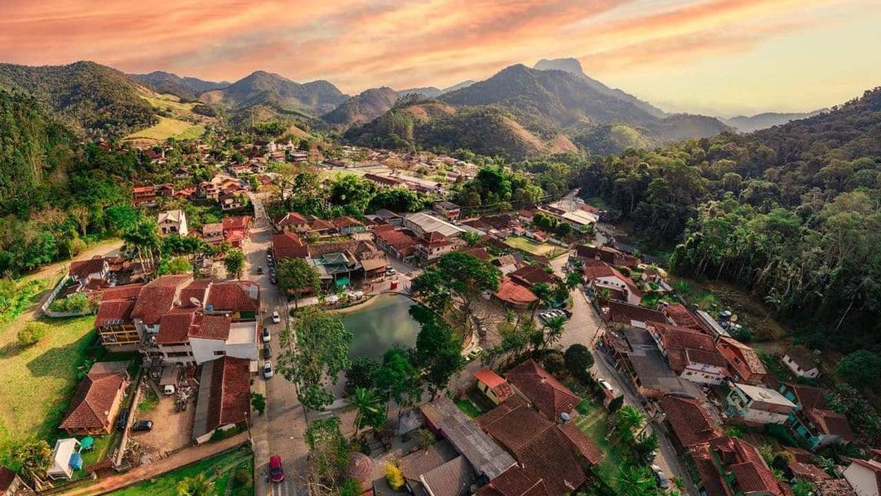 Vista aérea de Lumiar, distrito de Nova Friburgo, com montanhas e casas.