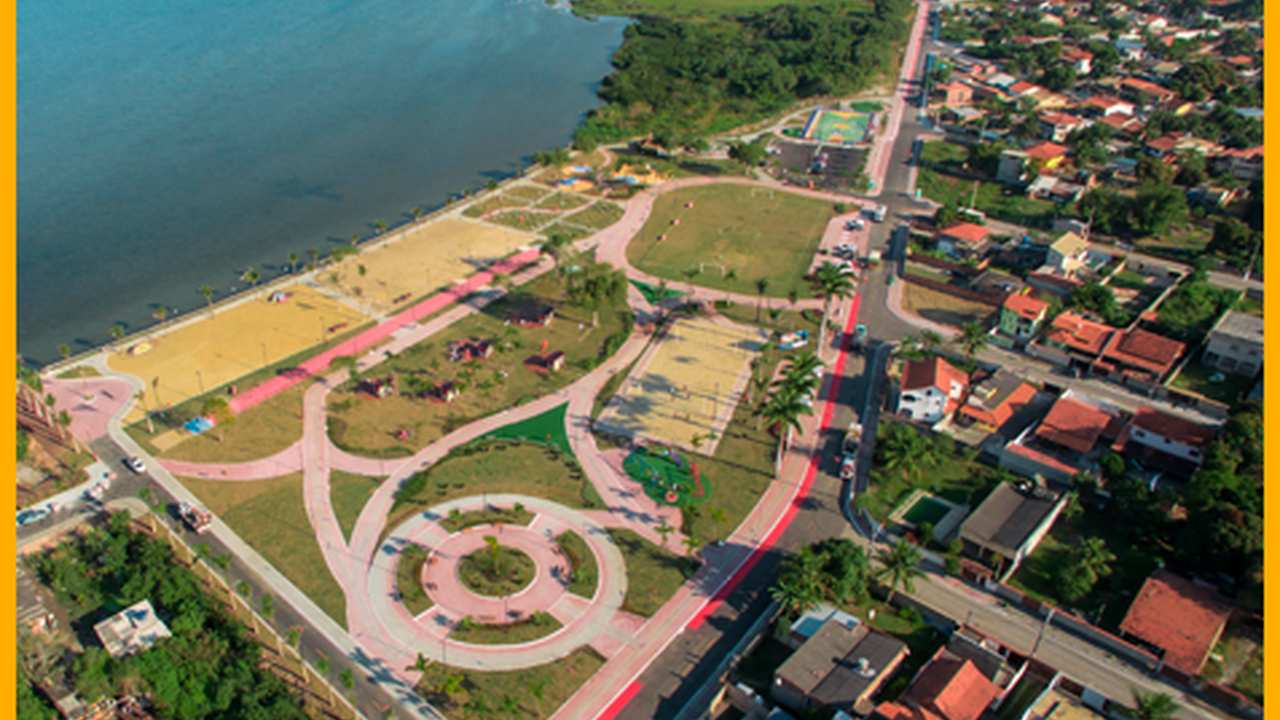 Vista aérea de Maricá, Rio de Janeiro, com praia, parques e áreas residenciais.