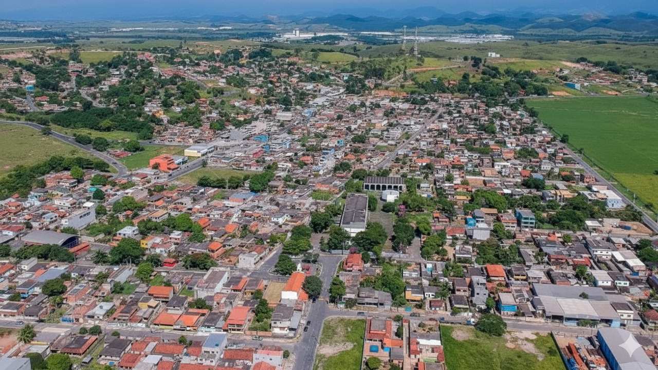 Vista aérea de Porto Real, cidade histórica no Rio de Janeiro, com edifícios e paisagem verde.