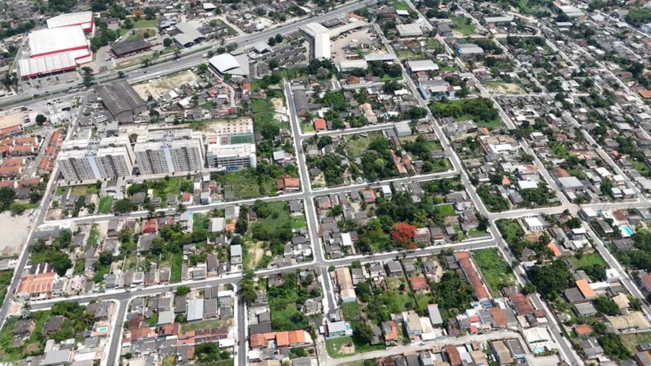 Vista aérea de São Gonçalo, cidade outrora industrial, mostrando casas e ruas.