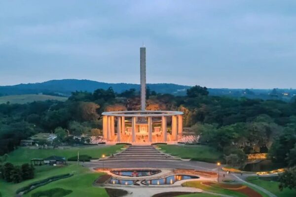 Vista aérea do Solo Sagrado, igreja da Igreja Messiânica Mundial, em São Paulo, com arquitetura circular e torre.