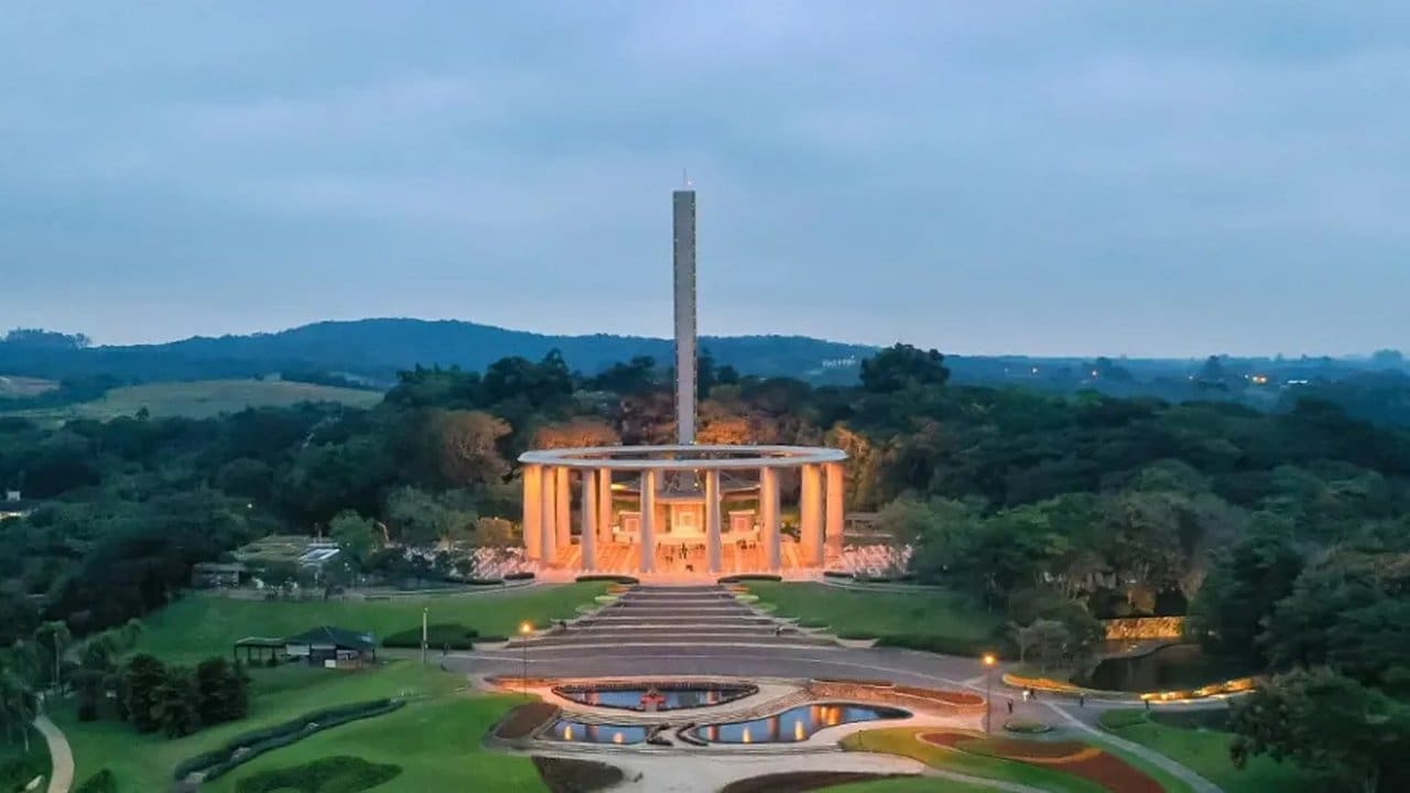 Vista aérea do Solo Sagrado, igreja da Igreja Messiânica Mundial, em São Paulo, com arquitetura circular e torre.