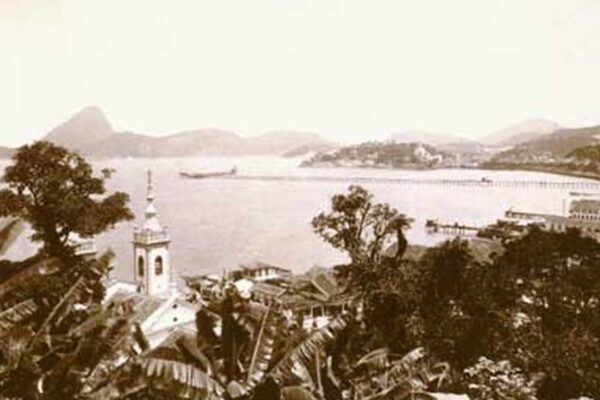 Vista da Praia de Santa Luzia no Rio de Janeiro no início do século XX, com montanhas e mar.
