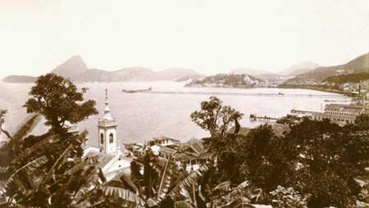 Vista da Praia de Santa Luzia no Rio de Janeiro no início do século XX, com montanhas e mar.