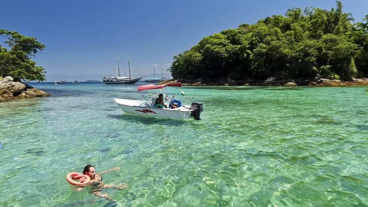 Vista deslumbrante da Ilha Grande com águas cristalinas e um barco.