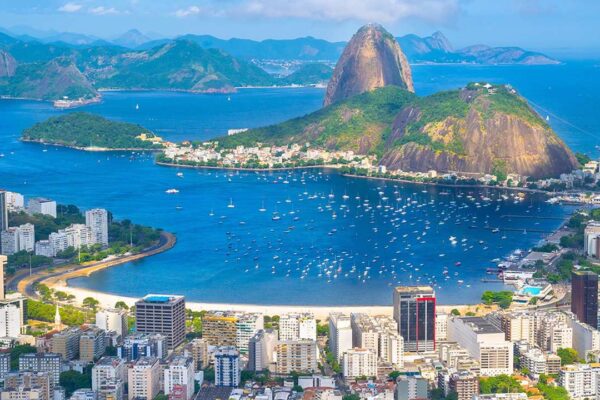 Vista panorâmica da Baía de Guanabara, com o Pão de Açúcar e o bairro de Botafogo.