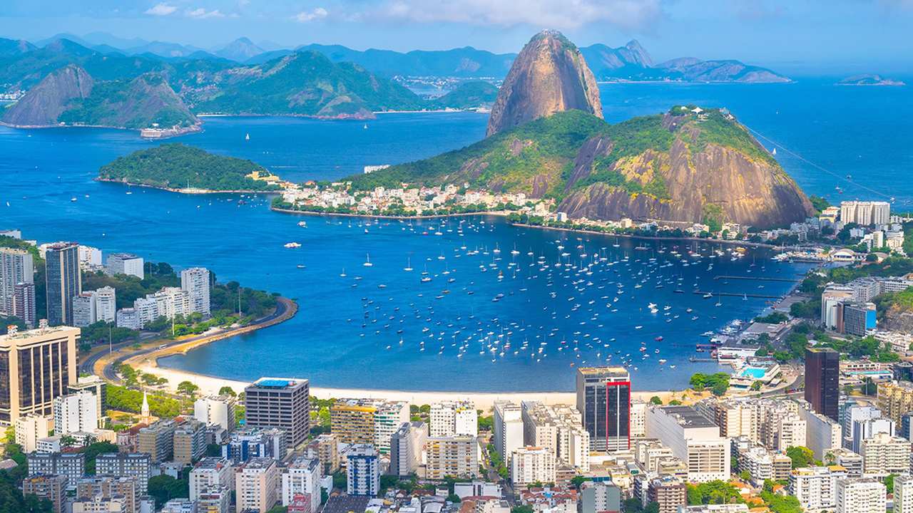 Vista panorâmica da Baía de Guanabara, com o Pão de Açúcar e o bairro de Botafogo.