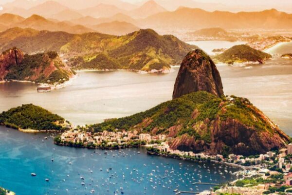 Vista panorâmica da Baía de Guanabara com o Pão de Açúcar em destaque, no Rio de Janeiro.