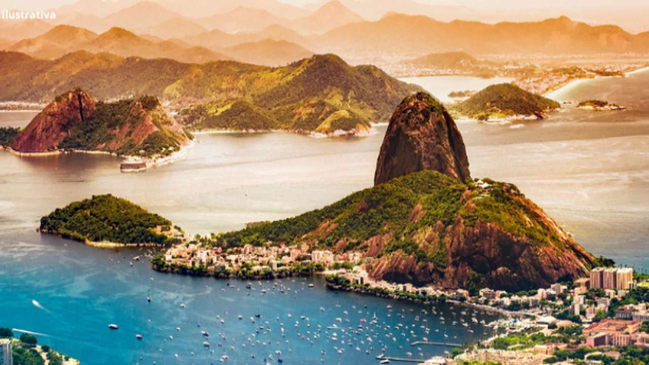 Vista panorâmica da Baía de Guanabara com o Pão de Açúcar em destaque, no Rio de Janeiro.