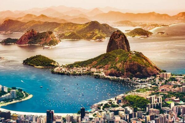 Vista panorâmica da Baía de Guanabara, Rio de Janeiro, com Pão de Açúcar e cidade ao fundo.