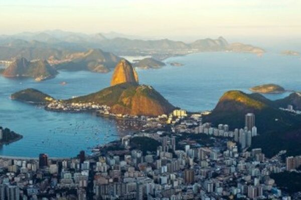Vista panorâmica da cidade do Rio de Janeiro com o Pão de Açúcar e a Baía de Guanabara