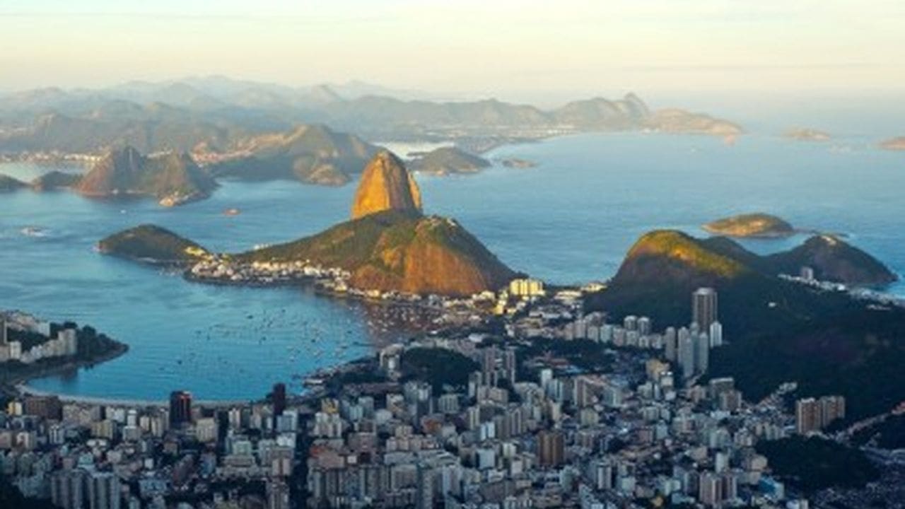 Vista panorâmica da cidade do Rio de Janeiro com o Pão de Açúcar e a Baía de Guanabara