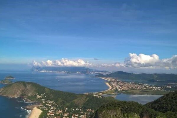 Vista panorâmica da Praia de Itaipuaçu e paisagens de Maricá, Rio de Janeiro.