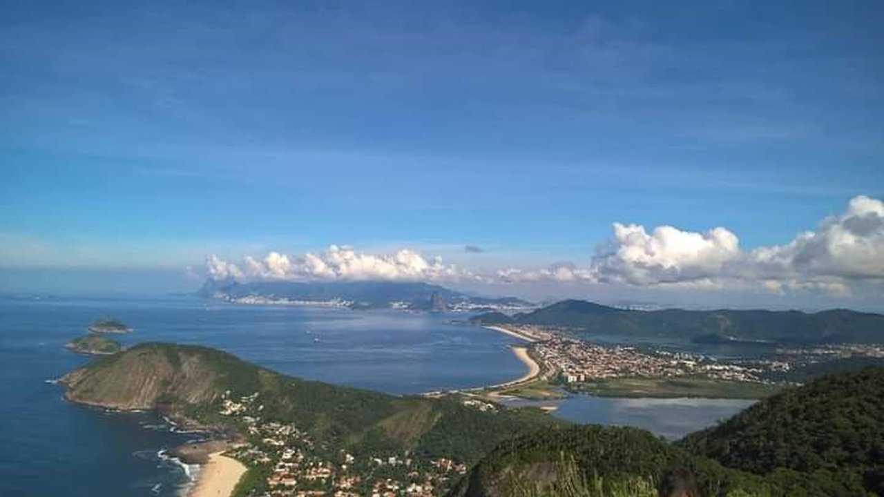 Vista panorâmica da Praia de Itaipuaçu e paisagens de Maricá, Rio de Janeiro.