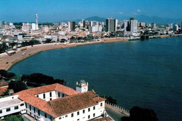 Vista panorâmica de Campos dos Goytacazes, com edifícios e o rio.