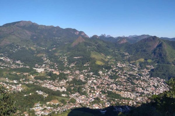 Vista panorâmica de Nova Friburgo, região serrana do Rio de Janeiro, com montanhas e o bairro de Olaria.