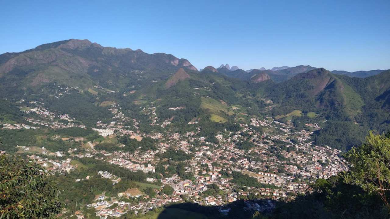 Vista panorâmica de Nova Friburgo, região serrana do Rio de Janeiro, com montanhas e o bairro de Olaria.